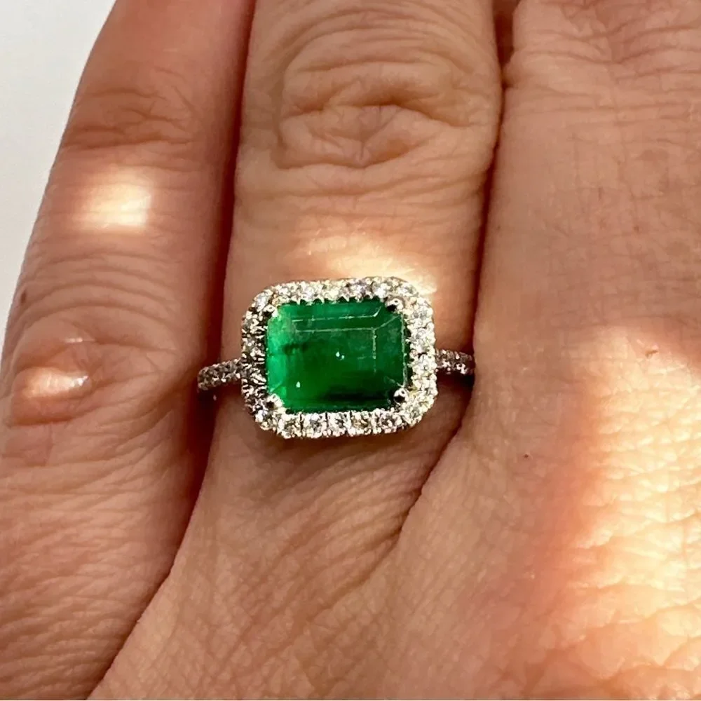 NWT 1.21ct emerald with‎ halo of diamonds all set in 14k white gold!